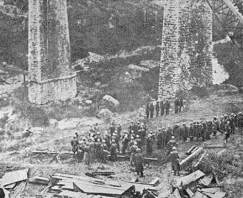 Τα πρώτα αντίποινα για την ανατίναξη της γέφυρας του Γοργοποτάμου. Οι κατοχικές δυνάμεις εκτελούν στο σημείο, 9 Ελληνες πατριώτες (10/12/1942)