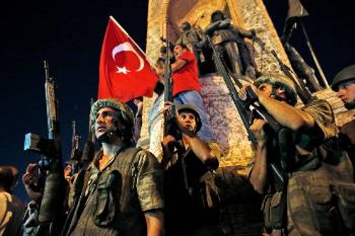 Ξημερώματα 16ης Ιούλη: Οι κυβερνητικές δυνάμεις επικρατούν, υποστηρικτές του ΑΚΡ στους δρόμους της Κωνσταντινούπολης