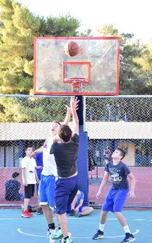 Στιγμιότυπο από τα τουρνουά μπάσκετ της ΚΝΕ σε γειτονιές της Αθήνας στα πλαίσια του φετινού camp