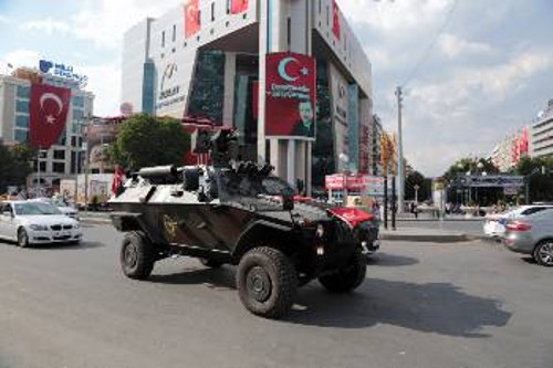 Αστυνομικό όχημα περιπολεί στο κέντρο της Αγκυρας