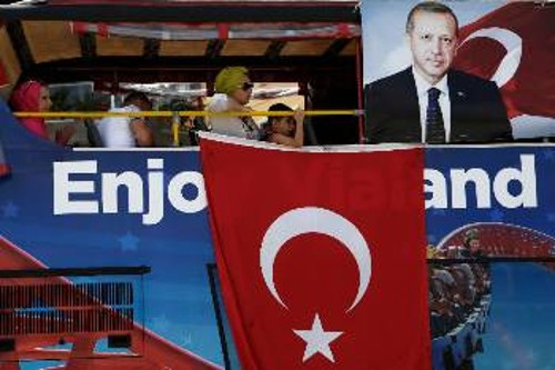 Μετά την απόπειρα πραξικοπήματος, Ερντογάν και ΑΚΡ πλασάρονται ως «υπερασπιστές» της δημοκρατίας, ενώ η αντιλαϊκή αντιπαράθεση βαθαίνει (φωτ. τουριστικό λεωφορείο κοντά στην πλατεία Ταξίμ)