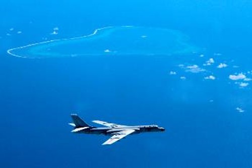 Κινεζικό βομβαρδιστικό πάνω από τα νησιά στη Νότια Κινεζική Θάλασσα