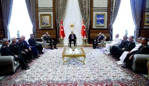 Από τη χτεσινή συνάντηση Ερντογάν - Ανώτατου Στρατιωτικού Συμβουλίου