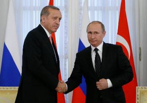 Η χειραψία Πούτιν - Ερντογάν μετά από 9 μήνες φαγωμάρας