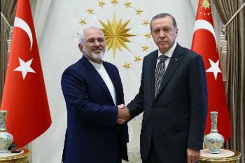 Χαρακτηριστικό στιγμιότυπο της συνάντησης του Ιρανού υπουργού Εξωτερικών, Μ. Τζ. Ζαρίφ, με τον Τούρκο Πρόεδρο, Ρ. Τ. Ερντογάν, στην Αγκυρα πριν λίγες μέρες, που δεν έγινε και πολύ γνωστή