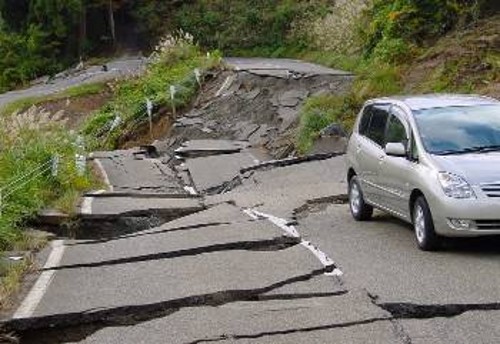Ορισμένοι σεισμοί που προκαλούνται από την έγχυση υγρών αποβλήτων στο υπέδαφος μπορούν να είναι αρκετά ισχυροί, με τα ανάλογα καταστροφικά αποτελέσματα πάνω από το έδαφος, όπως φαίνεται χαρακτηριστικά στη φωτογραφία από σεισμό αυτού του είδους στην Οκλαχόμα το 2015