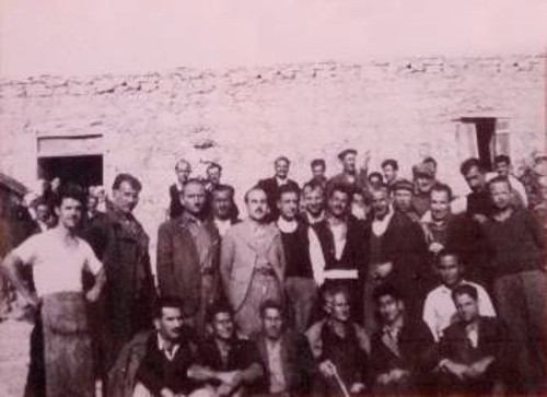 Εξόριστοι έξω από το σπίτι τους στο Σαρακήνικο (1936 - '37). Από το αρχείο του Νίκου Γ. Παπαδόπουλου, εξόριστου συνδικαλιστή