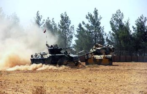 Τουρκικά άρματα μάχης σε δράση, κοντά στη μεθόριο με τη Συρία...