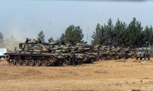 Μπαινοβγαίνουν, τις τελευταίες μέρες, στην τουρκο-συριακή μεθόριο τα τουρκικά άρματα μάχης...