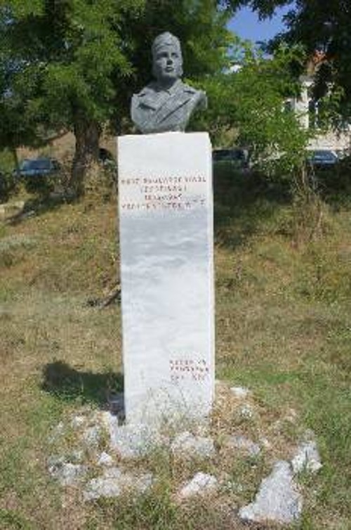 Το μνημείο του υποστράτηγου του ΔΣΕ Νίκου Θεοχαρόπουλου (Σκοτίδα) στον Κώττα