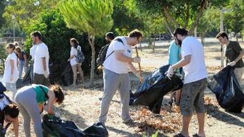 Από παλιότερη «εξόρμηση» μελών της ΚΝΕ για τον καθαρισμό του πάρκου