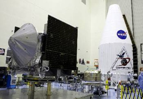 Αριστερά η διαστημοσυσκευή OSIRIS - REx και δεξιά το κάλυμμα φορτίου του πυραύλου «Ατλας V», κατά τη φάση συναρμολόγησης