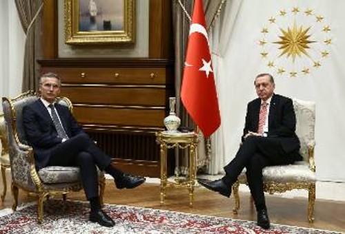 Ο γγ του ΝΑΤΟ επισκέφτηκε την Τουρκία τονίζοντας ότι αυτή παραμένει «υψηλής αξίας» μέλος της λυκοσυμμαχίας (φωτ. από τη συνάντηση με τον Τούρκο Πρόεδρο)