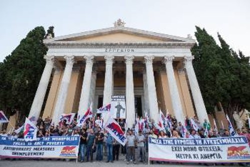 Από τη διαμαρτυρία στο Ζάππειο, όπου την Παρασκευή 16/9 η κυβέρνηση οργάνωσε διεθνές συνέδριο για τα Εργασιακά