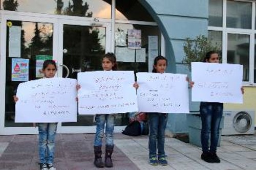 «Θέλουμε σχολείο», «Θέλουμε να ζήσουμε με αξιοπρέπεια», γράφουν τα χαρτόνια που κρατούσαν τα προσφυγόπουλα στην κινητοποίηση που έκανε στις αρχές της βδομάδας η ΚΟ Ωραιοκάστρου του ΚΚΕ