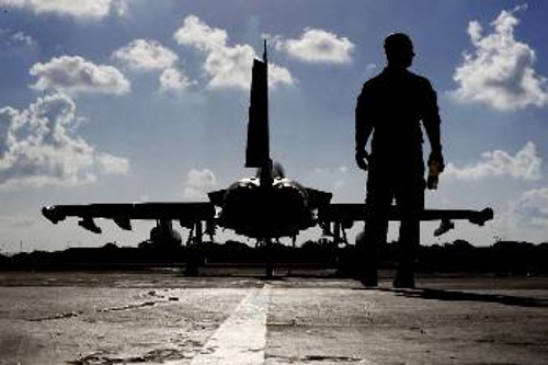 Ο ρόλος της Κύπρου ως «παρόχου ασφάλειας» έχει κρίσιμη θέση στις συνομιλίες (φωτ. βρετανικό αεροσκάφος στο Ακρωτήρι, απ' όπου εξορμούν βομβαρδιστικά προς Συρία - Ιράκ)