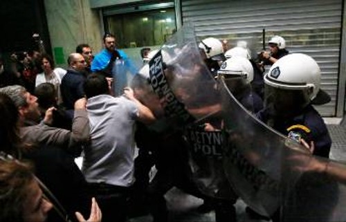Οι δυνάμεις καταστολής προσπάθησαν να απωθήσουν τους διαδηλωτές