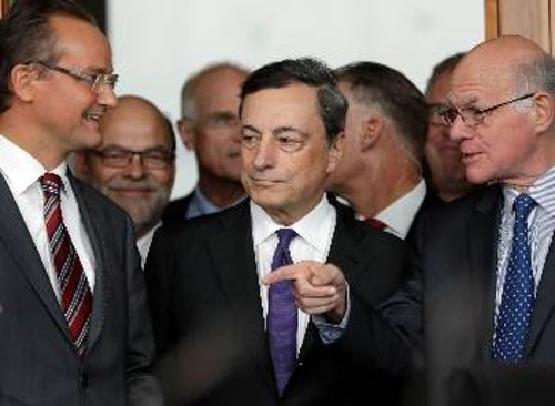 Η «αποκατάσταση της εμπιστοσύνης των αγορών εξαρτάται από την πιστή υλοποίηση του προγράμματος» επανέλαβε για μια ακόμα φορά χτες ο πρόεδρος της ΕΚΤ, Μ. Ντράγκι