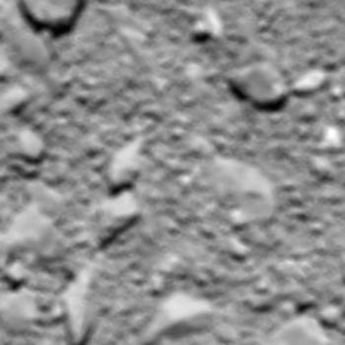 Η τελευταία φωτογραφία που έστειλε η «Ροζέτα» πριν από την πρόσκρουση στον κομήτη. Λήφθηκε από ύψος 51 μέτρων, από την κάμερα ευρέος πεδίου. Ο ESA δεν είχε δώσει έως την ώρα δημοσίευσης του παρόντος φωτογραφίες από την κάμερα στενού πεδίου, που αναμένεται να είναι πιο καθαρές