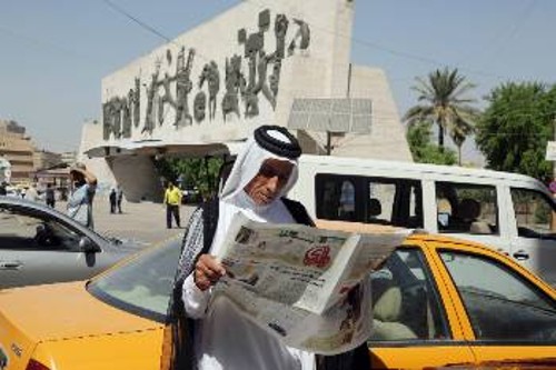 Η εφημερίδα που διαβάζει ο Ιρακινός της φωτογραφίας είχε στις 6/10 πρωτοσέλιδο τίτλο: «Η Τουρκία προωθεί σχέδια για εισβολή σε Ιράκ και Συρία»