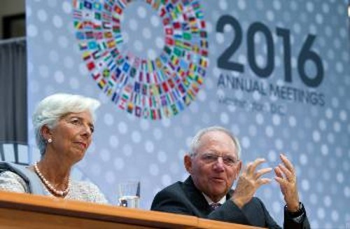 Η γενική διευθύντρια του ΔΝΤ, Κρ. Λαγκάρντ, με τον Γερμανό υπουργό Οικονομικών, Β. Σόιμπλε