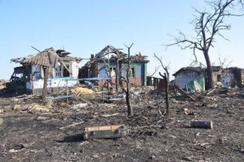 Βομβαρδισμένες κατοικίες από τον ουκρανικό στρατό στο Ζαΐτσεβο στην περιοχή του Ντονέτσκ