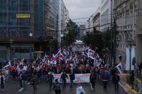Από το μαζικό συλλαλητήριο στις 17/10/2016 στο Σύνταγμα, κατά τη διάρκεια του οποίου κατατέθηκε η πρόταση νόμου των Συνδικάτων στα κόμματα