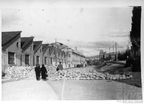 Δεκέμβρης 1944, οδόφραγμα στη λεωφόρο Ηρακλείου, ακριβώς εκεί που σήμερα βρίσκεται η έδρα της ΚΕ του ΚΚΕ. Στο βάθος δεξιά διακρίνεται το σωζόμενο ακόμα κλωστοϋφαντουργείο του Αργυρού (Αρχείο ΚΚΕ)