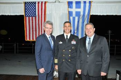 Από αριστερά προς τα δεξιά, ο νέος πρέσβης των ΗΠΑ στην Ελλάδα, ο διοικητής της ναυαρχίδας του αμερικανικού 6ου στόλου και ο Ελληνας υπουργός Αμυνας ...περιχαρείς σε δεξίωση πάνω στο πλοίο...