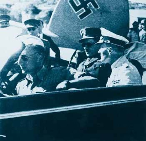Ο Τσολάκογλου ανάμεσα σε Γερμανούς αξιωματικούς στην Αθήνα κάτω από τη γερμανική σημαία