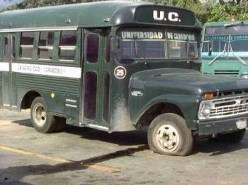 Η καταστροφή των λεωφορείων, αλλά και των σχολών είναι ο μοναδικός τρόπος για να παραμείνει κλειστό το Πανεπιστήμιο του Καραμπόμπο