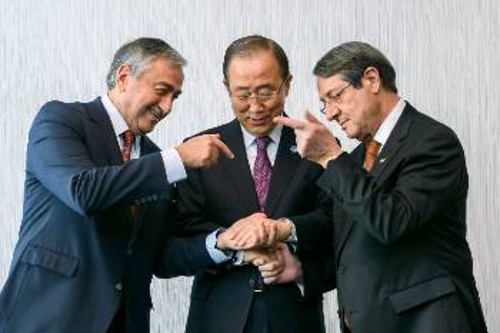 Στην έναρξη των συνομιλιών στην Ελβετία παραβρέθηκε ο ίδιος ο γγ του ΟΗΕ, στο μέσο της φωτογραφίας