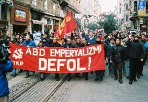 Διαδήλωση του ΚΚ Τουρκίας στον πεζόδρομο Ιστικλάλ στην Κωνσταντινούπολη, όπου απαγορεύονται αυστηρώς οι συγκεντρώσεις