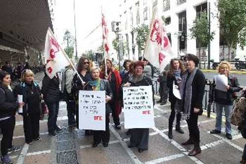 «Η στήριξη των κακοποιημένων γυναικών δεν μπορεί να γίνεται με απλήρωτους εργαζόμενους», διαμαρτύρεται η ΟΓΕ