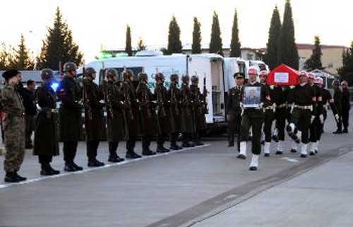 Από κηδεία Τούρκου στρατιώτη που σκοτώθηκε στις επιχειρήσεις στη Β. Συρία. Η Τουρκία διεκδικεί εδώ και καιρό «πρωτοβουλίες» και στο στρατιωτικό πεδίο