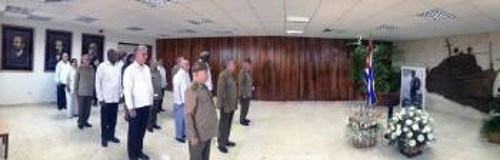 Η ηγεσία της Κούβας, με επικεφαλής τον Πρόεδρο και πρώτο Γραμματέα της ΚΕ του ΚΚ Κούβας, Ραούλ Κάστρο, αποδίδει τιμές στον Φιντέλ