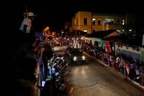 Η πομπή με την τέφρα του Φιντέλ περιδιαβαίνει την Κούβα που αγάπησε και ο λαός ανταποκρίνεται μέρα και νύχτα πλημμυρίζοντας τους δρόμους