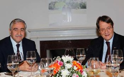Ο Πρόεδρος της Κυπριακής Δημοκρατίας και ηγέτης του ψευδοκράτους στη συνάντησή τους την 1η Δεκέμβρη, όπου καθορίστηκε το χρονοδιάγραμμα του νέου παζαριού στην Ελβετία