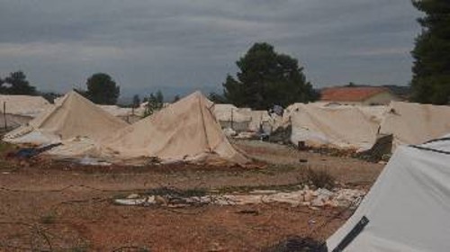Σε αυτές τις συνθήκες αναγκάζονται να ζουν πρόσφυγες και μετανάστες στον καταυλισμό της Μαλακάσας