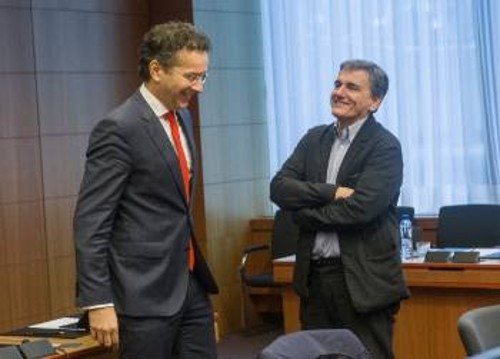 Ο πρόεδρος του Γιούρογκρουπ Γ. Ντάισελμπλουμ, με τον Ελληνα υπουργό Οικονομικών Ευ. Τσακαλώτο, ευχαριστημένοι γιατί εντείνουν το τσάκισμα του λαού, για να ανακάμψει το κεφάλαιο