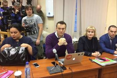Ο Ναβάλνι, στο κέντρο, από παλιότερη συνέντευξη καταγγελίας «της διαφθοράς του καθεστώτος Πούτιν»