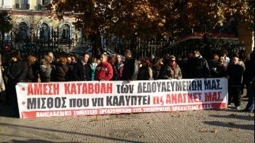 Η άμεση κινητοποίηση των εργαζομένων απέτρεψε την επιχείρηση αδειάσματος καταστημάτων από εμπορεύματα (φωτ. από κινητοποίηση στη Θεσσαλονίκη)