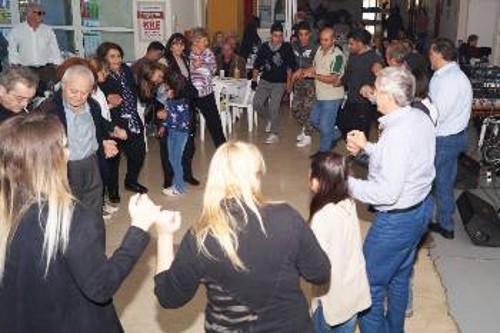 Μαζί το «έριξαν» στο χορό Ελληνες και πρόσφυγες στο Χαϊδάρι
