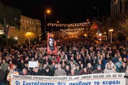 Ενα ποτάμι συνταξιούχων από όλη τη χώρα διαδήλωσε στην Αθήνα και έφτασε μέχρι το Μέγαρο Μαξίμου