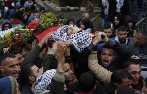 Σε καταγγελία του νέου εγκλήματος της ισραηλινής κατοχής μετατράπηκε η κηδεία του νεαρού Παλαιστινίου