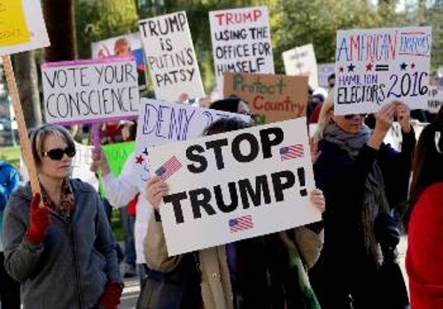 Από χτεσινές διαδηλώσεις κατά του Τραμπ στο πλαίσιο των ενδοαστικών ανταγωνισμών που εγκλωβίζουν και λαϊκές δυνάμεις