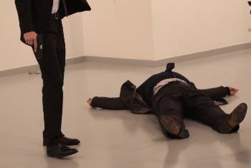 Ο Ρώσος διπλωμάτης κείτεται τραυματισμένος, ενώ ο δράστης παραμένει ένοπλος δίπλα του