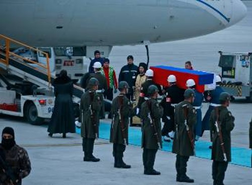 Η σορός του Ρώσου πρέσβη μεταφέρεται στο αεροπλάνο με προορισμό τη Μόσχα