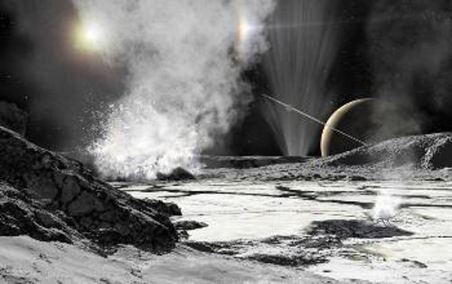 Καλλιτεχνική απεικόνιση της επιφάνειας του Εγκέλαδου, με τις εκλύσεις αερίων και παγοκρυστάλλων που περιέχουν νανοσωματίδια διοξειδίου του πυριτίου. Στο βάθος ο Ηλιος και πιο κοντά ο μαγευτικός Κρόνος