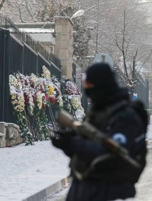 Τούρκοι αστυνομικοί φρουρούν τη ρωσική πρεσβεία στην Αγκυρα, καθώς ο αντιτρομοκρατικός «συναγερμός» ξαναδυνάμωσε